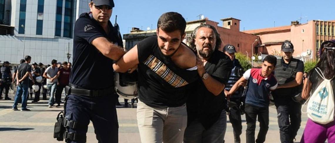 تركيا تعتقل كل من يرتدي قميص يحمل كلمة 