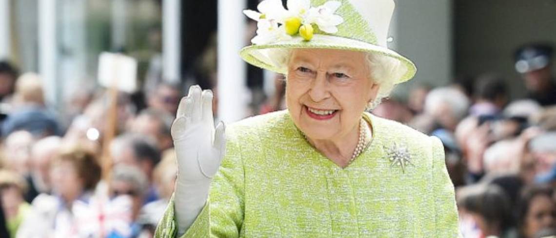 الملكة اليزابيث تبحث عن مشرف على مواقع التواصل الاجتماعي