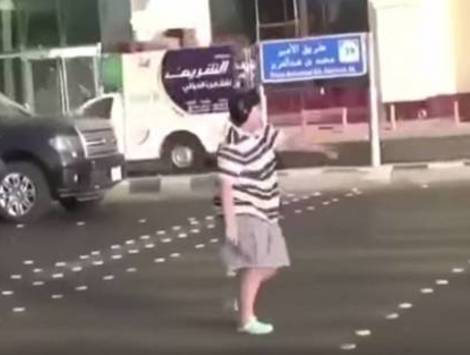 مراهق سعودي يرقص 