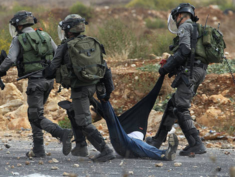 هجوم و تعنيف الشباب  فلسطيني من قبل الاسرائيليين