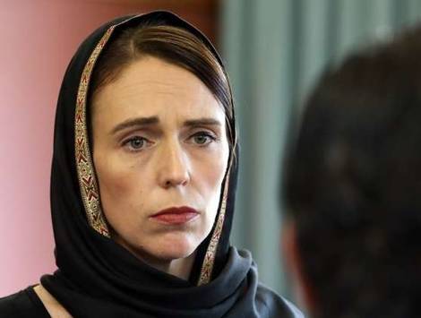 رئيسة وزراء نيوزيلندا أمام مسلمين بـ